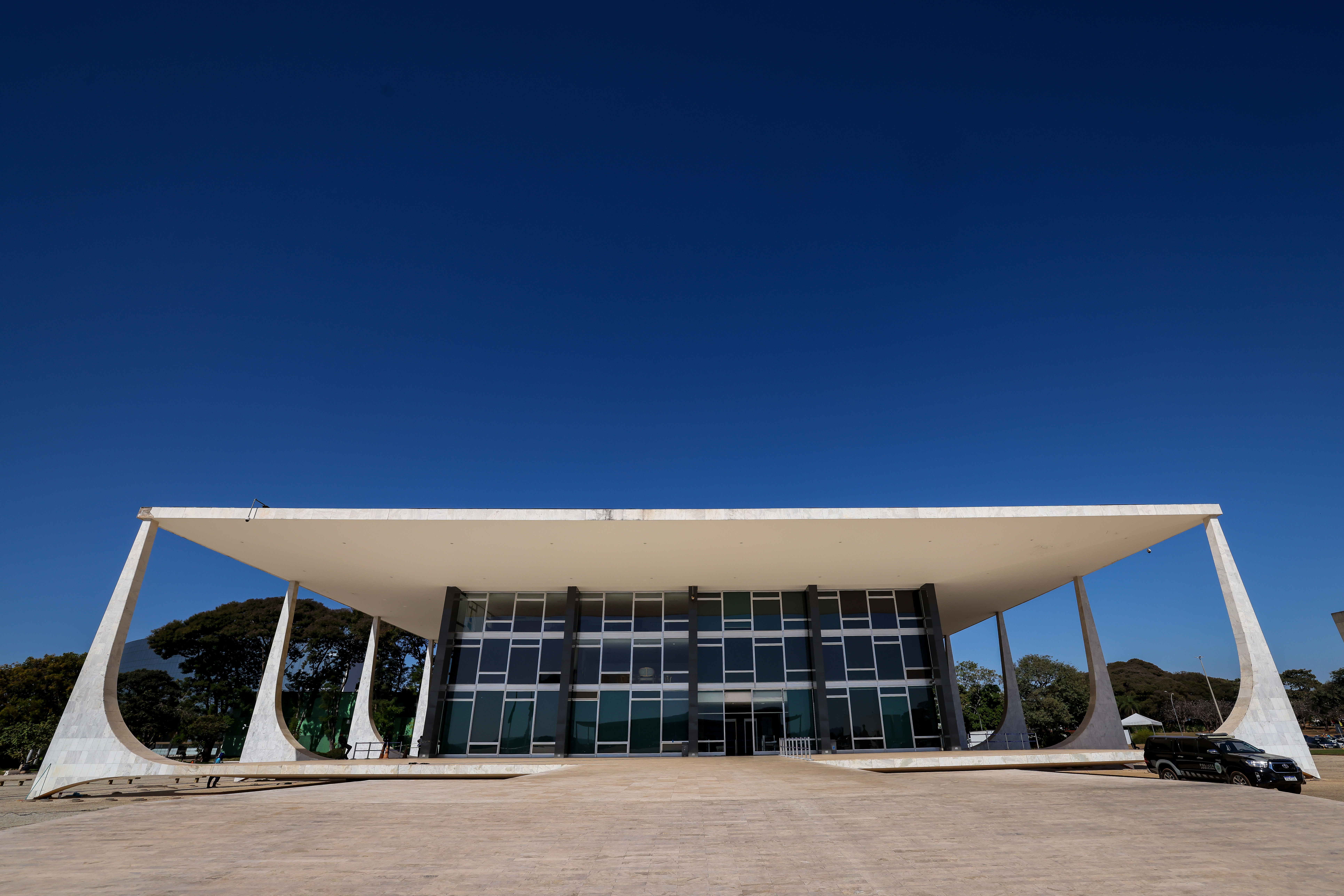 Fachada do edifício-sede do STF com céu azul escuro ao fundo.