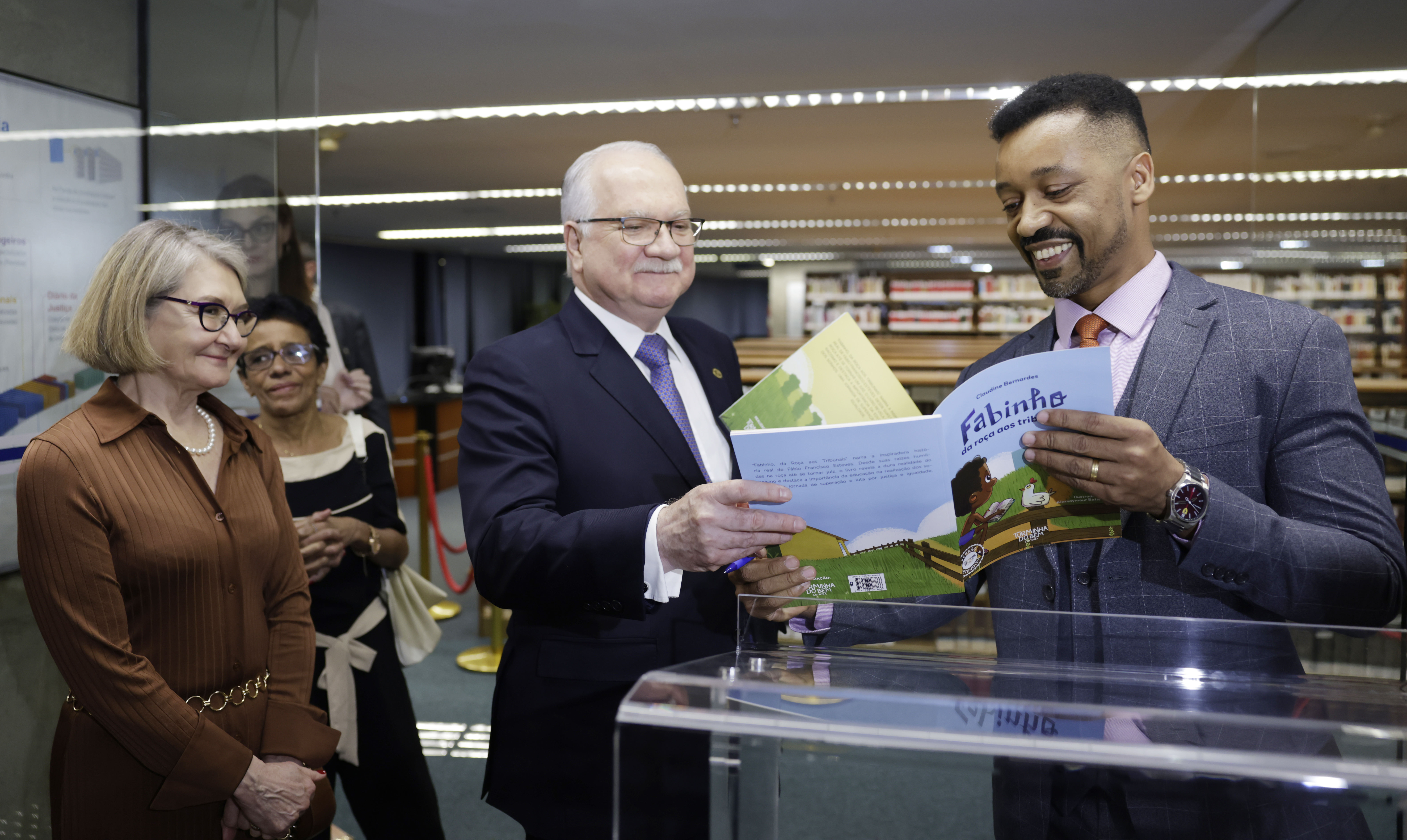 Fábio Esteves entrega livro autografado ao ministro Edson Fachin